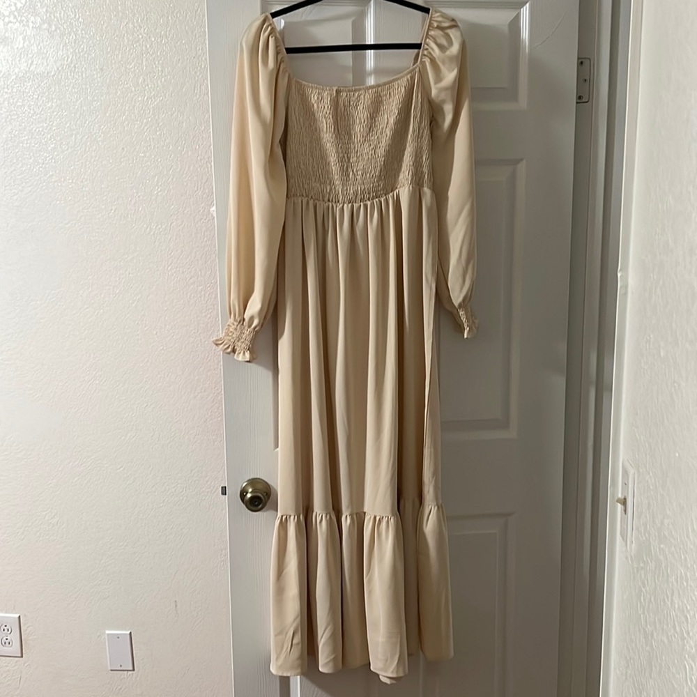Square neck whirred ruffle hem dress